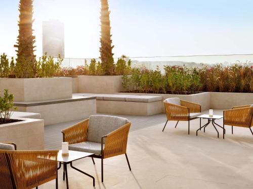 Habitación Ejecutiva con 2 camas individuales, vistas al mar, acceso al salón, desayuno, bebidas por la noche y canapés del hotel Grand Plaza Mövenpick Media City. Foto 5