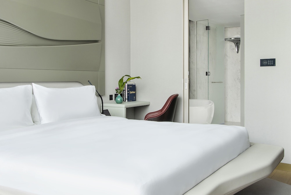 Suite Ultimate ME+ de 2 dormitorios con salón y jacuzzi del hotel Me Dubai By Meliá