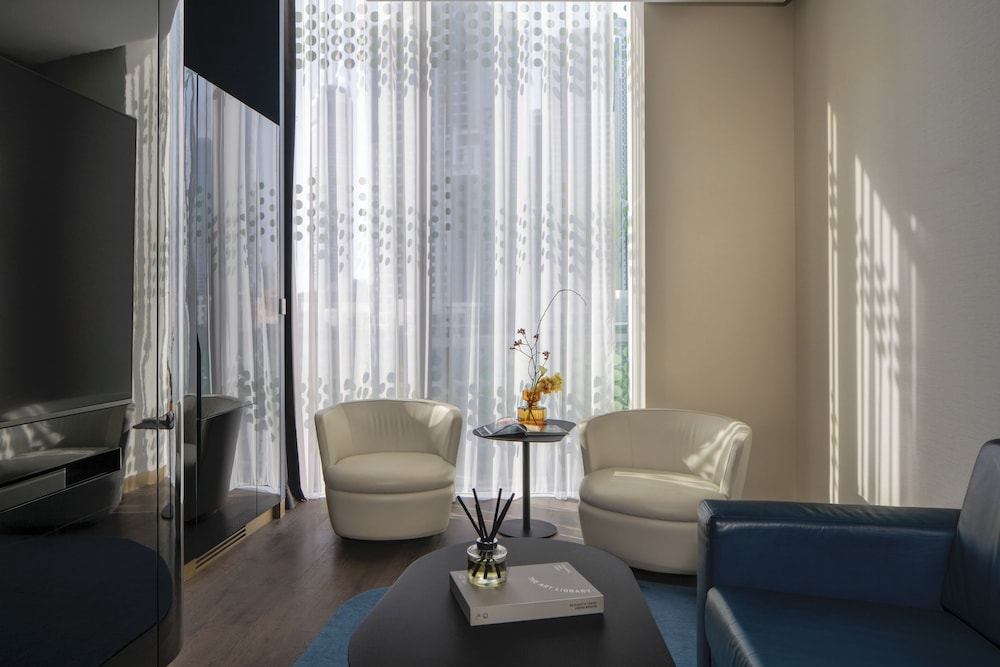 Suite Junior Extra ME+ con vistas al Burj Khalifa y jacuzzi del hotel Me Dubai By Meliá. Foto 1