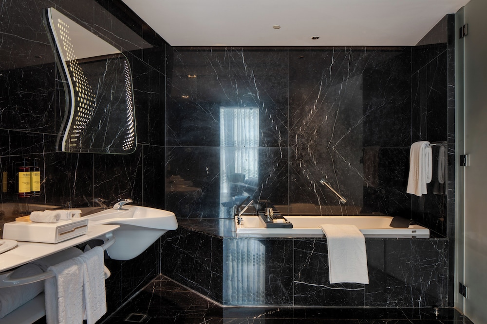 Suite Junior Extra ME+ con vistas al Burj Khalifa y jacuzzi del hotel Me Dubai By Meliá. Foto 3