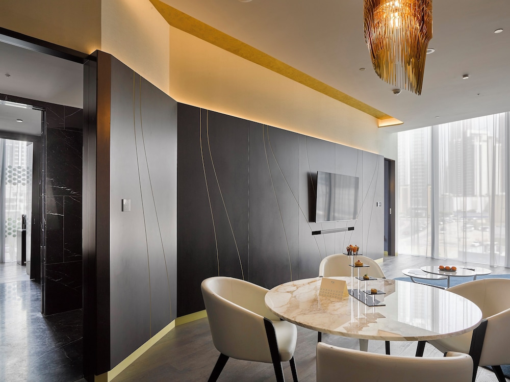 Suite Estudio ME+ con vistas al Burj Khalifa y jacuzzi del hotel Me Dubai By Meliá. Foto 2