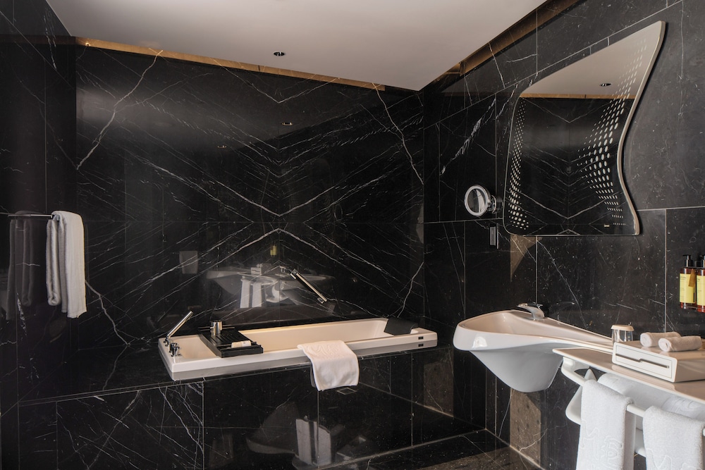 Suite Estudio ME+ con vistas al Burj Khalifa y jacuzzi del hotel Me Dubai By Meliá. Foto 5