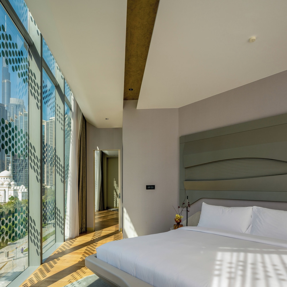 Suite Beyond ME+ con vistas al Burj Khalifa y jacuzzi del hotel Me Dubai By Meliá. Foto 1