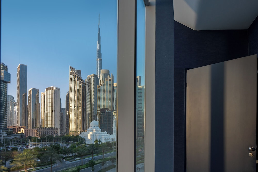 Suite Beyond ME+ con vistas al Burj Khalifa y jacuzzi del hotel Me Dubai By Meliá. Foto 4
