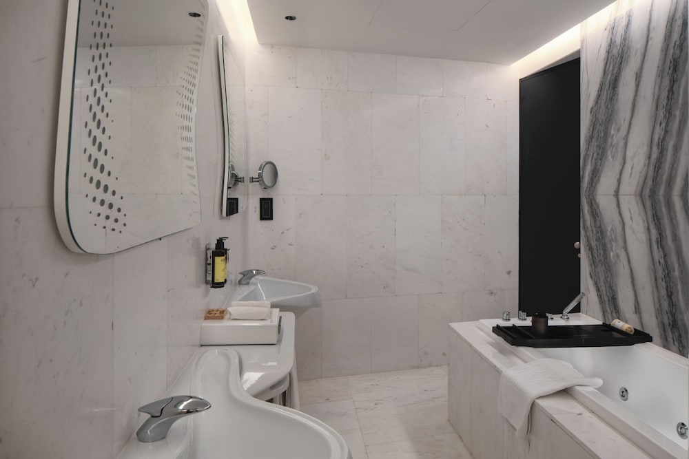 Suite Beyond ME+ con vistas al Burj Khalifa y jacuzzi del hotel Me Dubai By Meliá. Foto 5