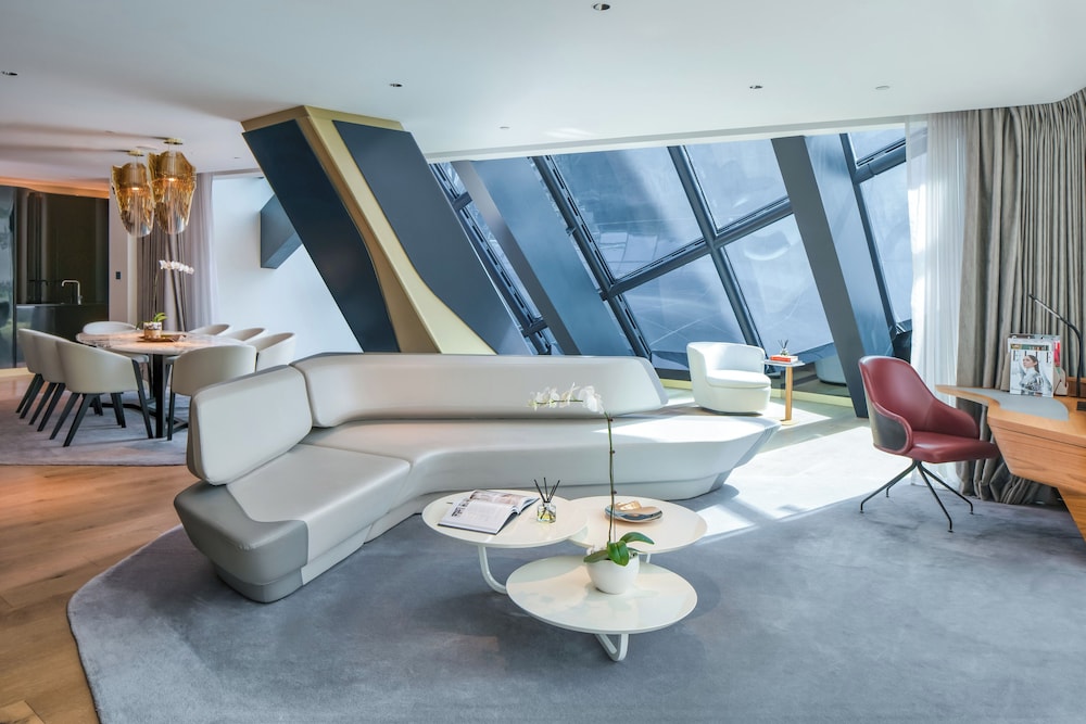 Beyond ME+ de Zaha Hadid y jacuzzi del hotel Me Dubai By Meliá