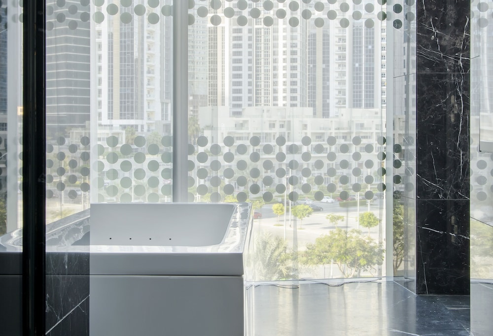 Suite Ultimate ME+ con jacuzzi del hotel Me Dubai By Meliá. Foto 11