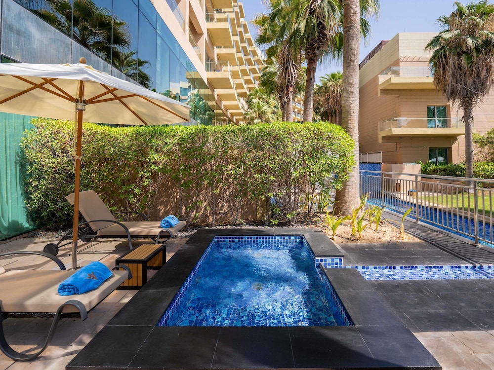 Habitación, 1 cama de matrimonio grande, acceso a la piscina del hotel Rixos The Palm & Suites. Foto 4