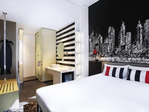 Habitación estándar con 1 cama king size del hotel ibis Styles Dubai Airport. Foto 8