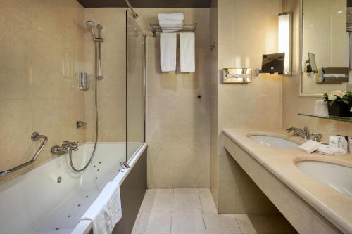 Habitación Doble Deluxe del hotel Martin's Brussels Eu. Foto 5