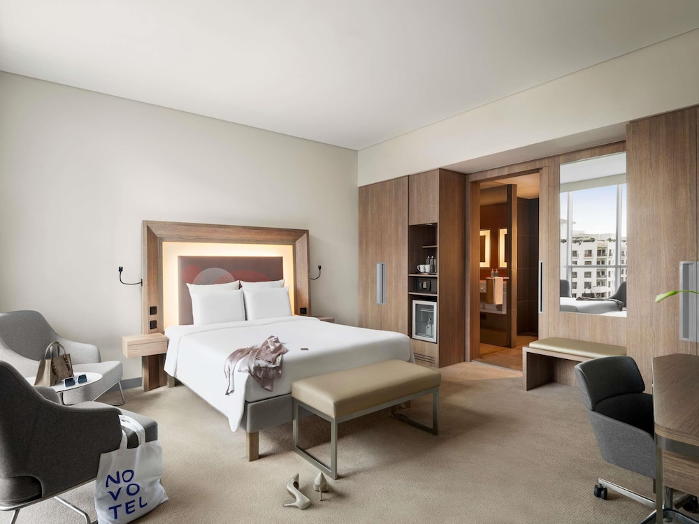 Suite Deluxe con 1 cama doble y 1 sofá cama grande del hotel Novotel Bur Dubai