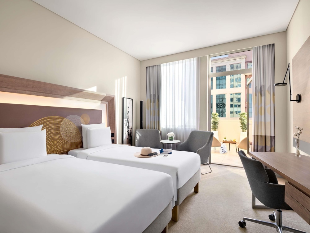 Habitación Doble Twin Deluxe con balcón privado del hotel Novotel Bur Dubai