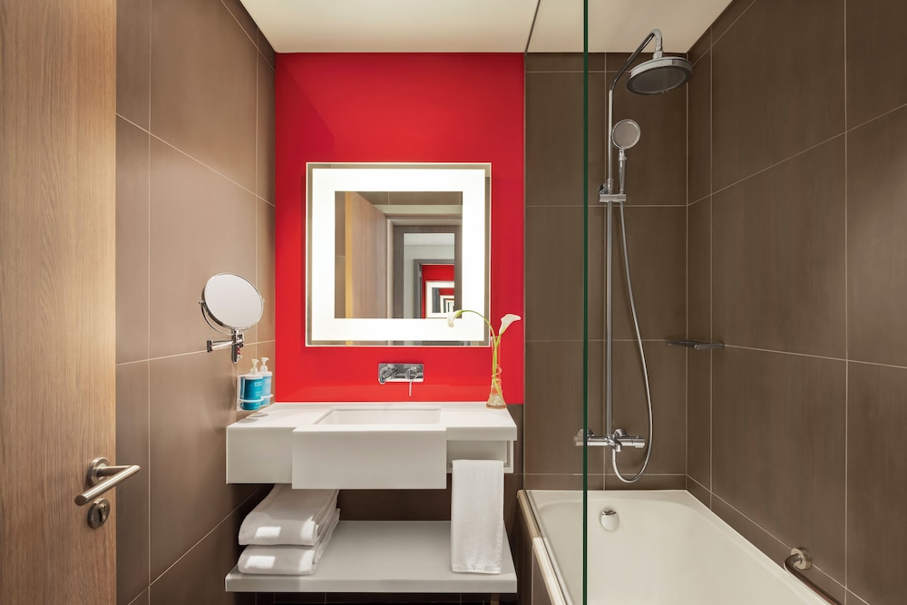 Habitación Ejecutiva con 1 cama doble y 1 sofá cama del hotel Novotel Bur Dubai. Foto 5