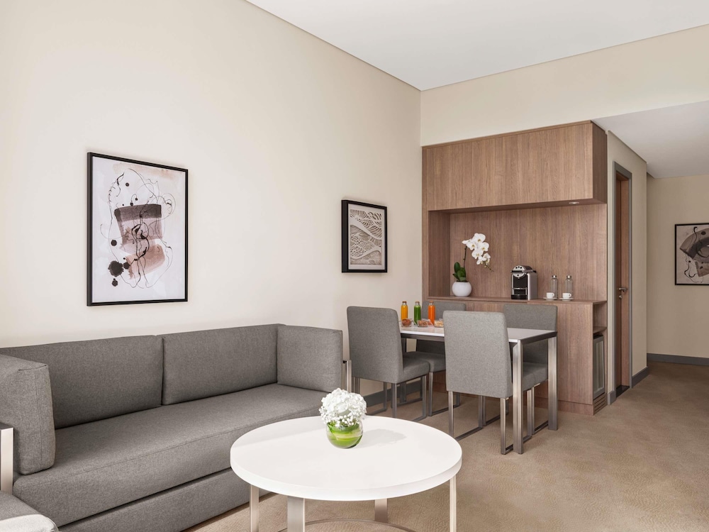 Suite Ejecutiva con 1 cama doble, 1 sofá cama, Jacuzzi privado y Terraza privada del hotel Novotel Bur Dubai. Foto 2