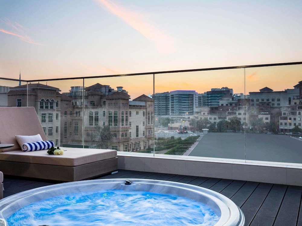 Suite Ejecutiva con 1 cama doble, 1 sofá cama, Jacuzzi privado y Terraza privada del hotel Novotel Bur Dubai. Foto 8