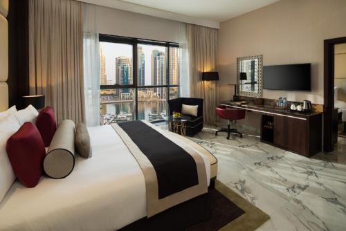 Habitación Superior con cama extragrande del hotel Millennium Place Marina. Foto 1