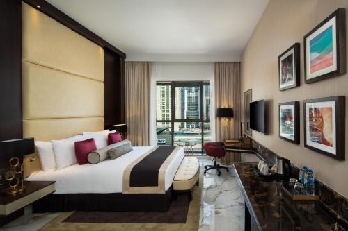 Habitación Superior con cama extragrande del hotel Millennium Place Marina. Foto 2