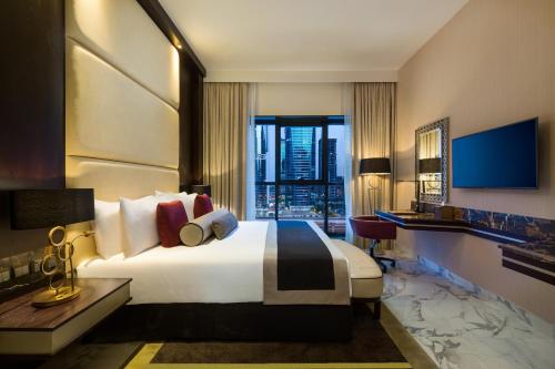Habitación Superior con cama extragrande del hotel Millennium Place Marina. Foto 3