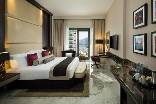 Habitación doble deluxe con cama grande y balcón del hotel Millennium Place Marina. Foto 3