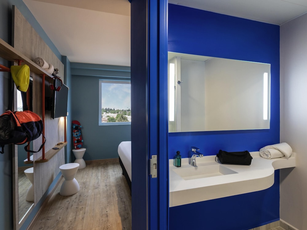Habitación Estándar con una cama matrimonial del hotel ibis budget Aguascalientes Norte. Foto 3
