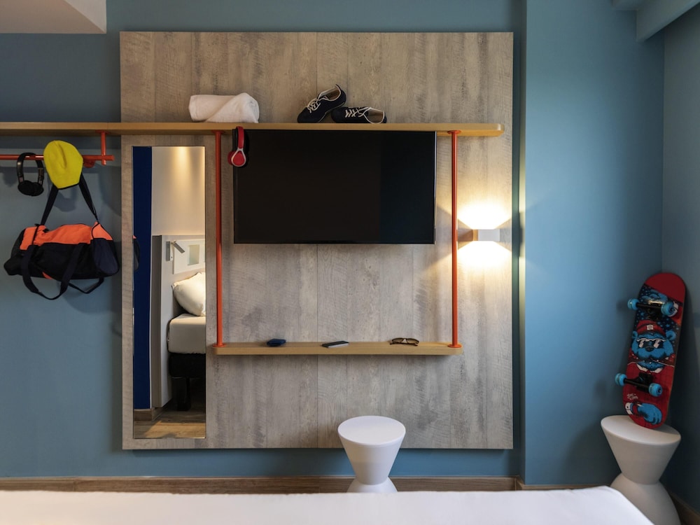 Habitación Estándar con una cama matrimonial del hotel ibis budget Aguascalientes Norte. Foto 4