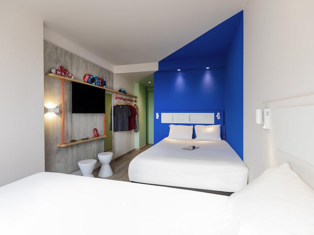 Habitación Estándar con dos camas matrimoniales del hotel ibis budget Aguascalientes Norte. Foto 2