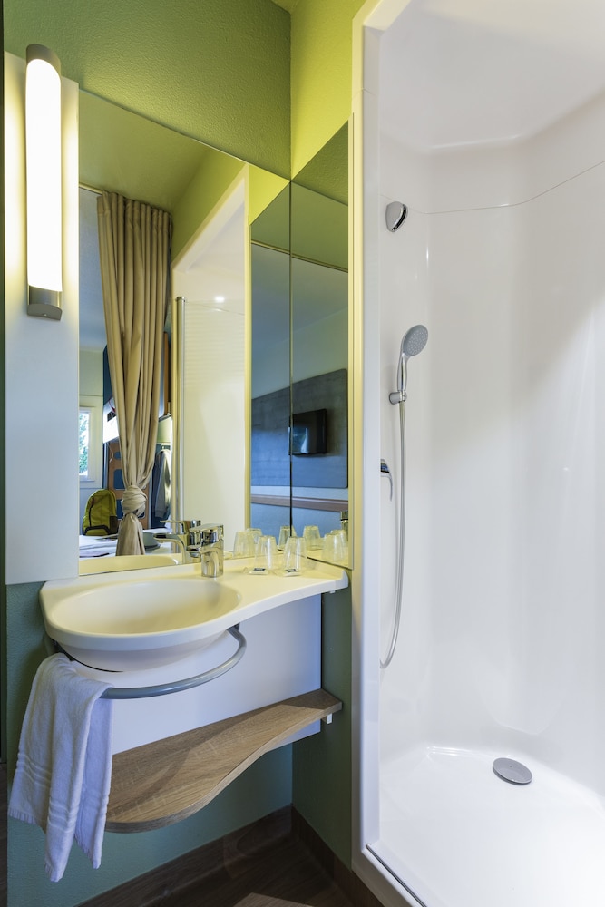 Habitación Estándar con dos camas matrimoniales del hotel ibis budget Aguascalientes Norte. Foto 4