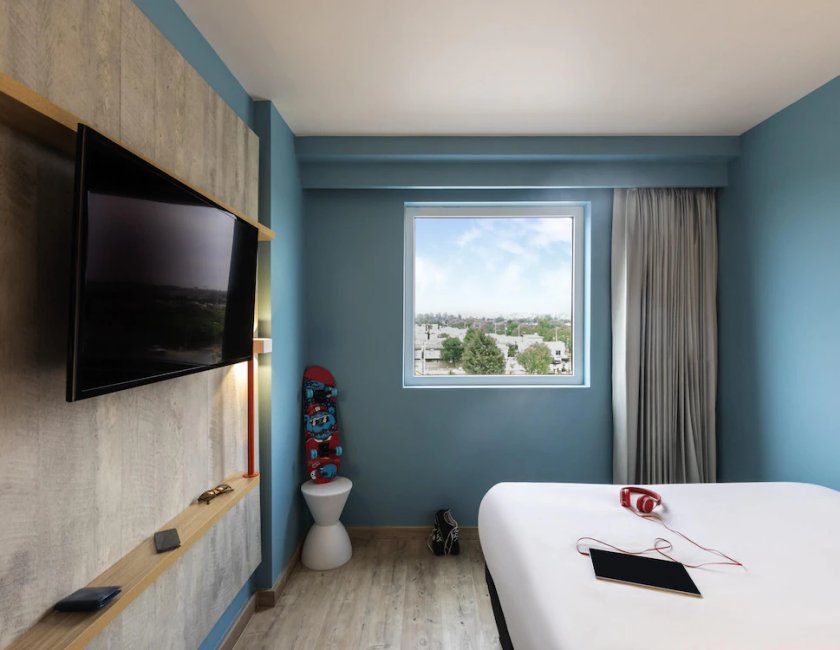 Habitación Estándar con una cama matrimonial del hotel ibis budget Aguascalientes Norte. Foto 1