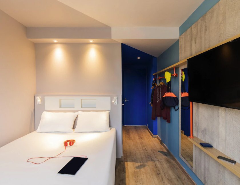 Habitación Estándar con una cama matrimonial del hotel ibis budget Aguascalientes Norte. Foto 4