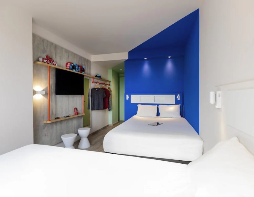 Habitación Estándar con dos camas matrimoniales del hotel ibis budget Aguascalientes Norte. Foto 4