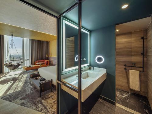 Suite superior, 1 cama king size del hotel Novotel Mexico City Toreo. Foto 4