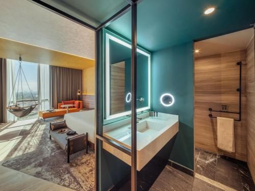 Suite superior, 1 cama king size del hotel Novotel Mexico City Toreo. Foto 9