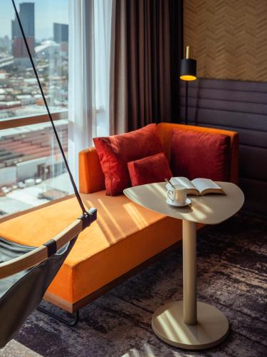 Suite superior, 1 cama king size del hotel Novotel Mexico City Toreo. Foto 12