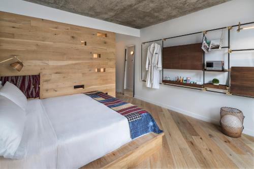 Habitación Superior con cama extragrande del hotel MADE Hotel. Foto 3