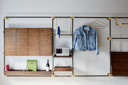 Habitación con cama extragrande y balcón del hotel MADE Hotel. Foto 1