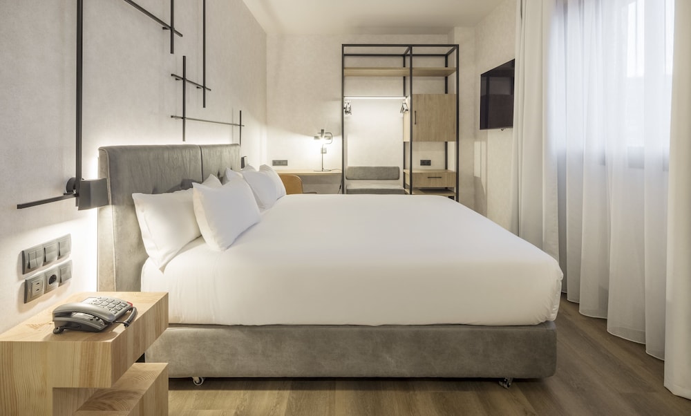 Habitación doble superior, 1 cama de matrimonio del hotel Ilunion San Mamés. Foto 2