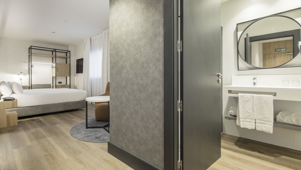 Habitación doble superior, 1 cama de matrimonio del hotel Ilunion San Mamés. Foto 4