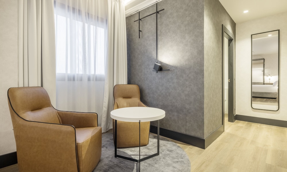 Habitación doble superior, 1 cama de matrimonio del hotel Ilunion San Mamés. Foto 5