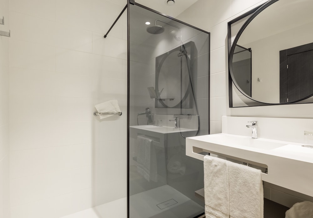 Habitación doble superior, 1 cama de matrimonio del hotel Ilunion San Mamés. Foto 6