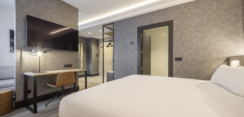 Habitación triple del hotel Ilunion San Mamés. Foto 1