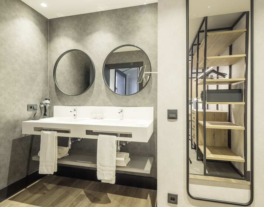 Suite junior, vistas a la ciudad del hotel Ilunion San Mamés. Foto 5