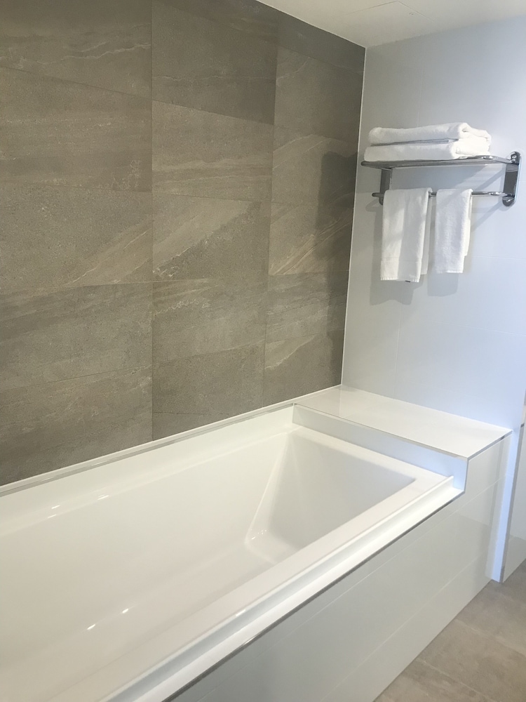 Suite Junior, Acceso al Salón, 1 cama King Size del hotel Pullman Brisbane Airport. Foto 3