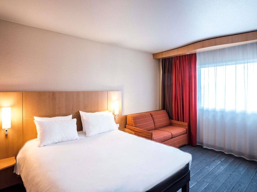 Habitación estándar con 1 cama doble y un sofá cama convertible del hotel ibis Metz Woippy