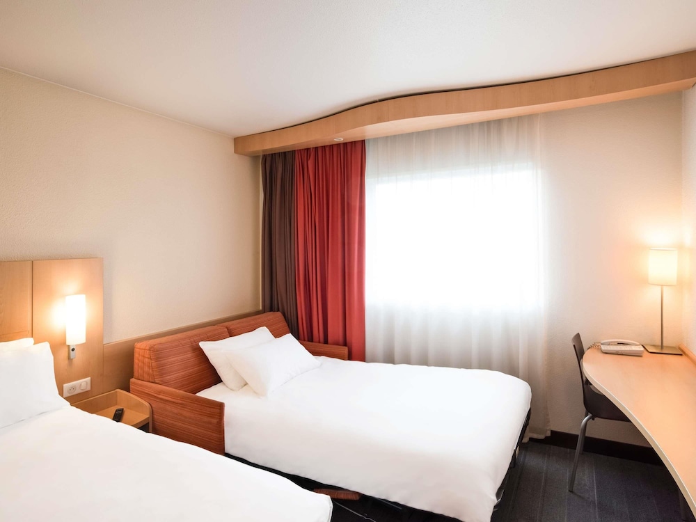 Habitación estándar con 1 cama doble y un sofá cama convertible del hotel ibis Metz Woippy. Foto 1