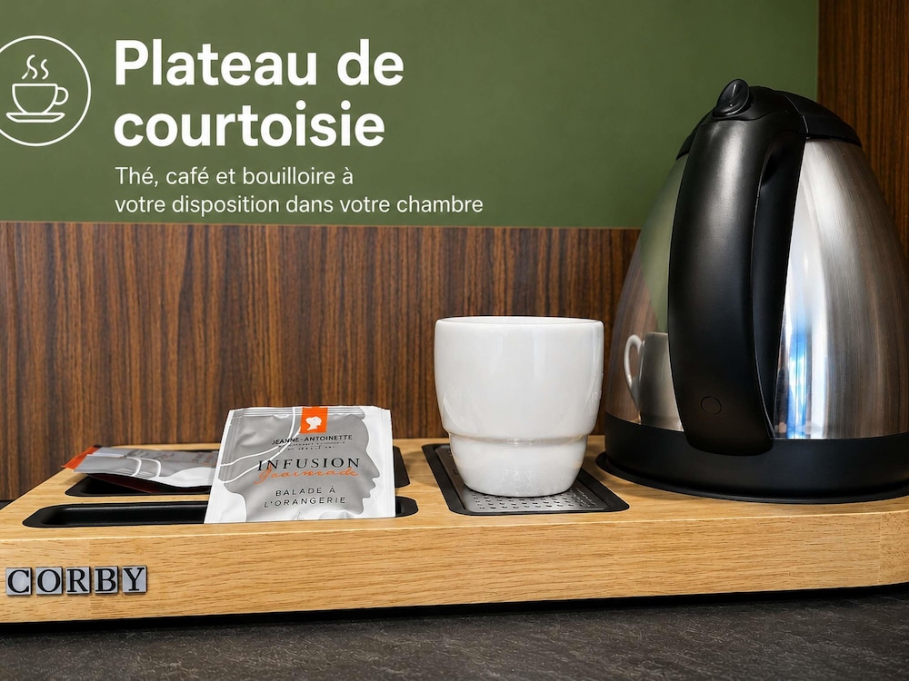 Habitación estándar con 1 cama doble y 1 sofá del hotel ibis Styles Angouleme Nord
