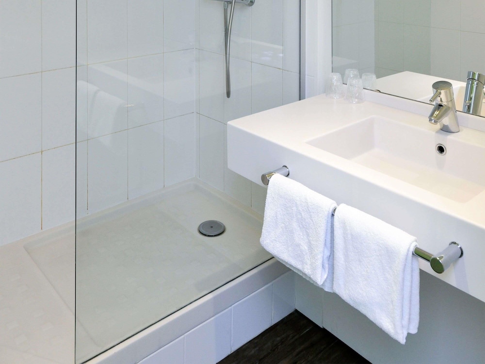 Habitación estándar con 1 cama doble y 1 sofá del hotel ibis Styles Angouleme Nord. Foto 1