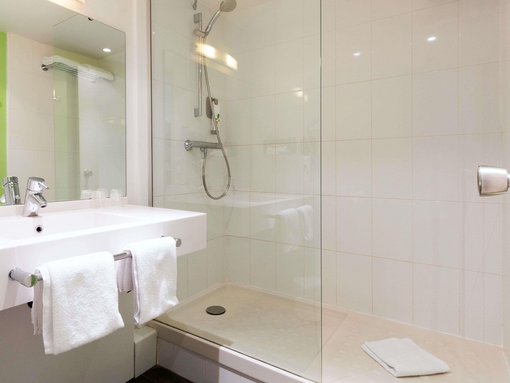 Habitación estándar con 1 cama doble y 1 sofá del hotel ibis Styles Angouleme Nord. Foto 4
