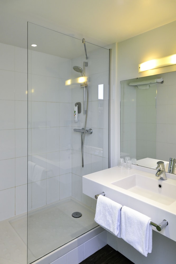Habitación estándar con 1 cama doble y 1 sofá del hotel ibis Styles Angouleme Nord. Foto 6