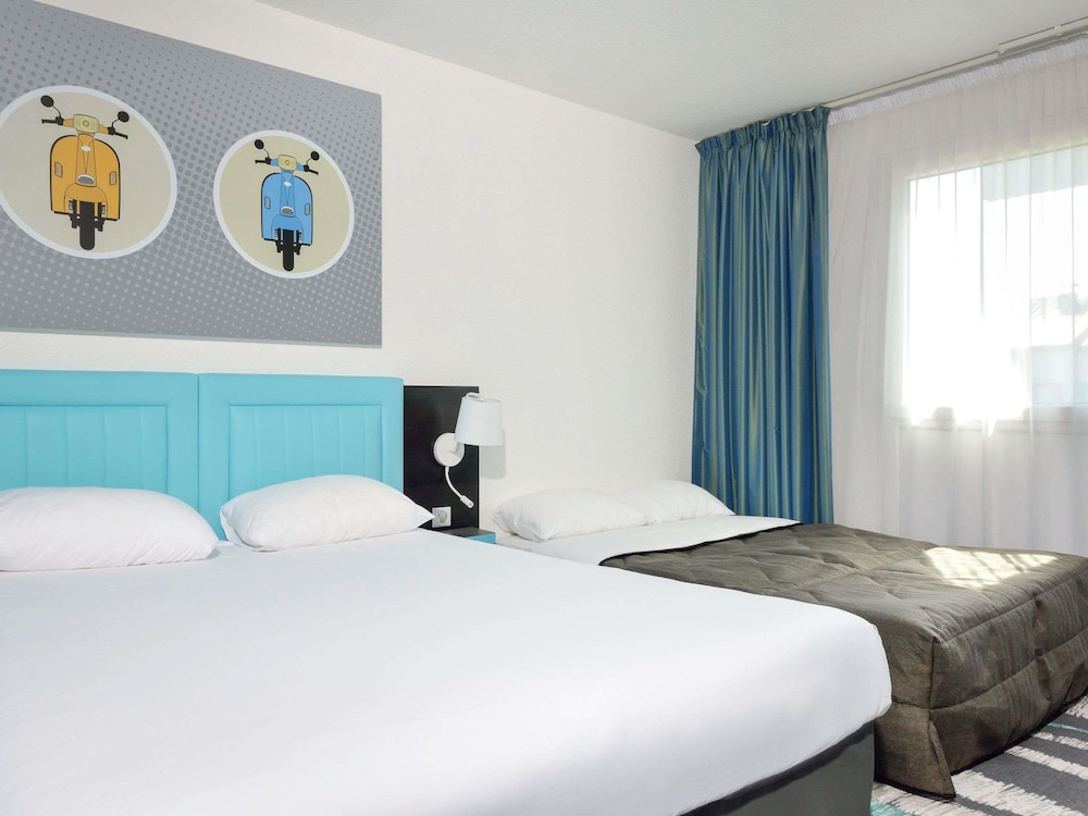 Habitación estándar con 1 cama doble y camas individuales del hotel ibis Styles Angouleme Nord. Foto 2