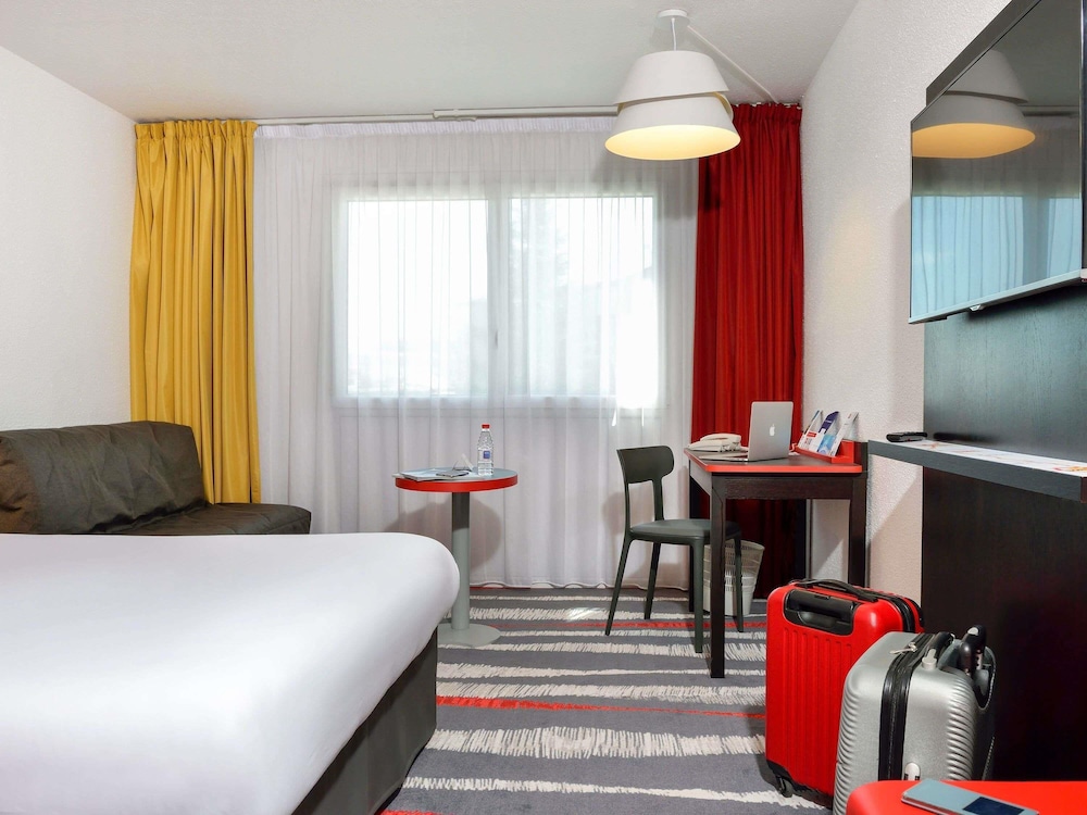Habitación estándar con 1 cama doble y camas individuales del hotel ibis Styles Angouleme Nord. Foto 3